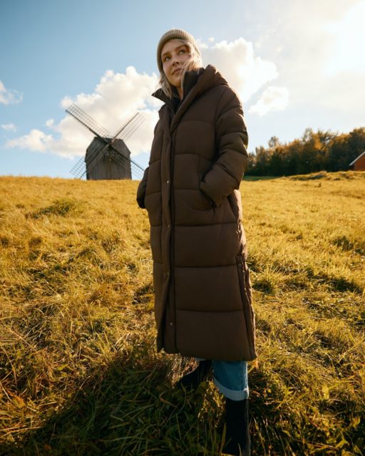 Zimna jesień, ciepłe kurtki i ten spokój, który czuć tylko wśród kaszubskich jezior. 🍂
Nasza najnowsza kampania to opowieść o chwilach, które zatrzymują czas – o cieple, które nosisz nie tylko w tkaninie, ale i w sobie ✨