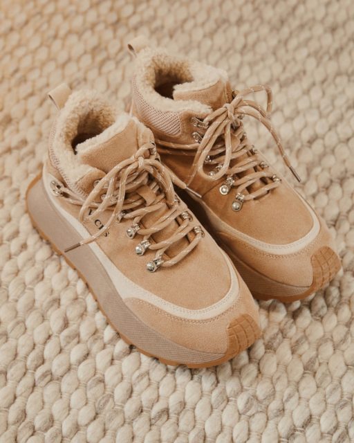 Miękkie wnętrze, solidna podeszwa i ciepło, które czuć od pierwszego kroku.
Buty stworzone do jesiennych spacerów i zimowych poranków z kawą w dłoni. ☕
Stylowo. Wygodnie. born2be.
🔍 399669