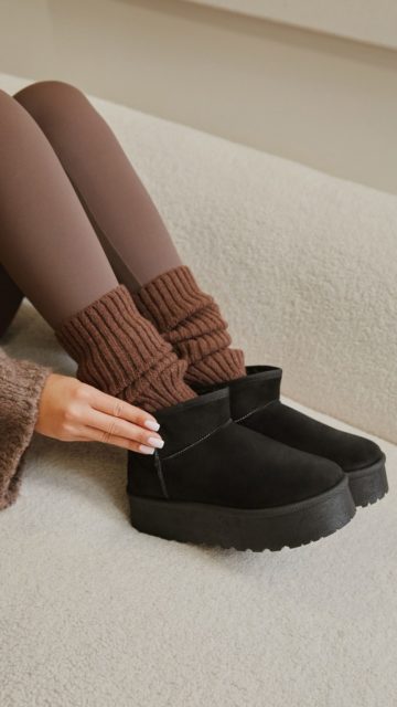 Jesień w rytmie miękkich tkanin, ciepłych barw i spokojnych poranków z kubkiem ulubionej kawy. 🤎
To czas, kiedy liczy się komfort – i styl, który przychodzi naturalnie.
Dzianiny, które otulają. Ubrania, które nie tylko nosisz, ale naprawdę czujesz. ✨
🔍 kardigan 284287
🔍 komplet 377085
🔍 śniegowce 285423