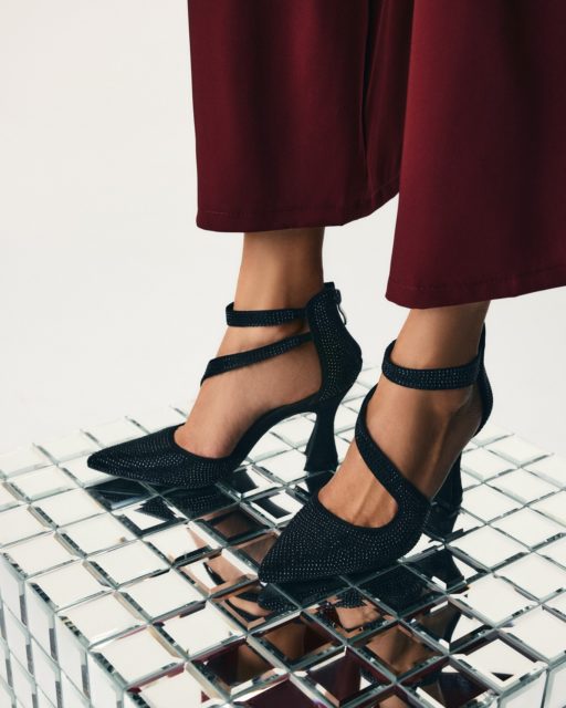 All I want is… a little sparkle ✨
Buty, które błyszczą jak świąteczne światła i pasują do każdej okazji – od spotkań z przyjaciółmi po wyjątkowe wieczory.
Złoto, satyna, połysk – detale, które tworzą magię każdego kroku.
🔍 czólenka 356239
🔍 kombinezon 395844