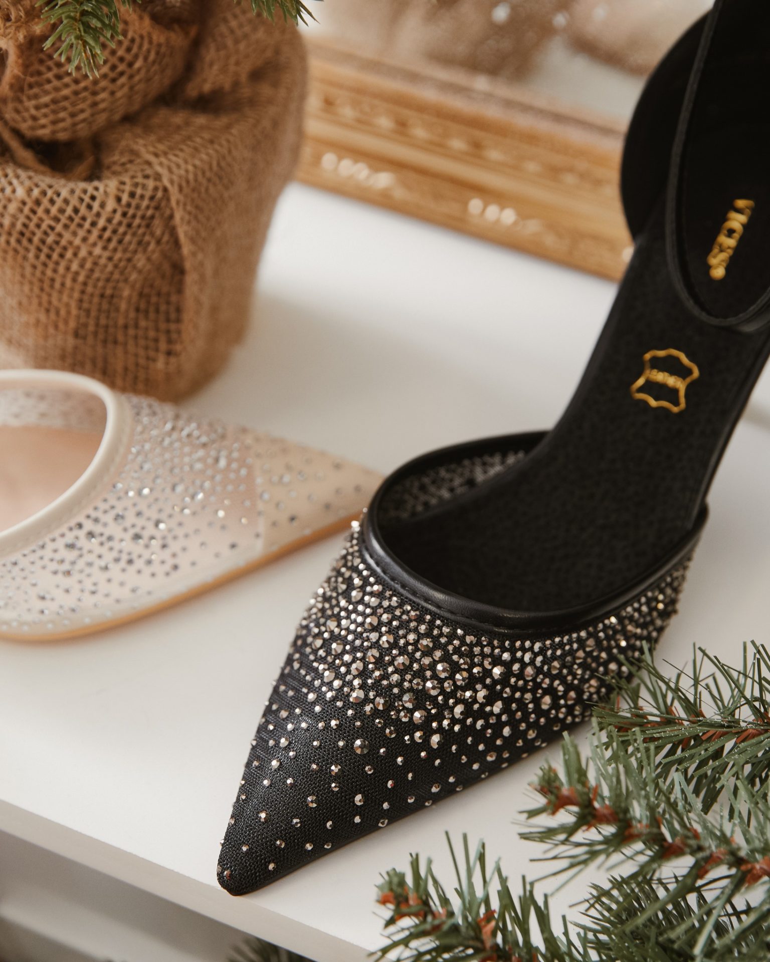 Kiedy błysk staje się Twoim znakiem rozpoznawczym ✨
Świąteczne szpilki born2be – eleganckie, kobiece i stworzone po to, by przyciągać spojrzenia.
🔍 359649