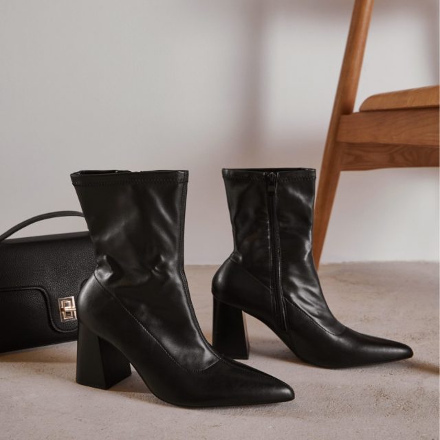 Szukasz butów, które dotrzymają Ci kroku od porannego spotkania w biurze po wieczorne wyjście z przyjaciółkami? Te czarne botki to definicja wszechstronności i nowoczesnego szyku.Wysoki, stabilny obcas o nowoczesnym kształcie zapewnia komfort noszenia i dodaje stylizacji architektonicznego zacięcia.Z czym je nosić? Zestaw je z woskowanymi spodniami i oversizową marynarką dla looku "power dressing" lub z dzianinową sukienką, by przełamać casualową wygodę odrobiną elegancji.🔍400158