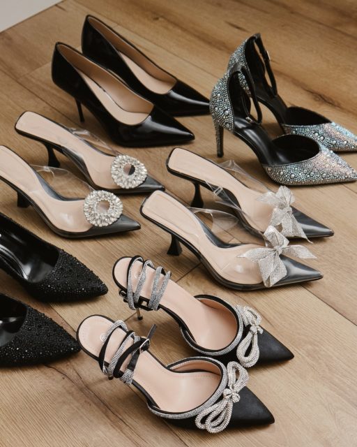 Święta to najlepszy moment, żeby błyszczeć. ✨
Czerń, kryształki, kokardy i połysk – gotowy zestaw do świątecznych stylówek, które przyciągają spojrzenia. Które wybierasz na swój grudniowy wieczór? 🎁
🔍 transparentne z okrąglą dekoracją 289618
🔍 czarne szpilki 359489
🔍 czarne z błyszczącą kokardką 148935
🔍 transparentne z kokardką 289617