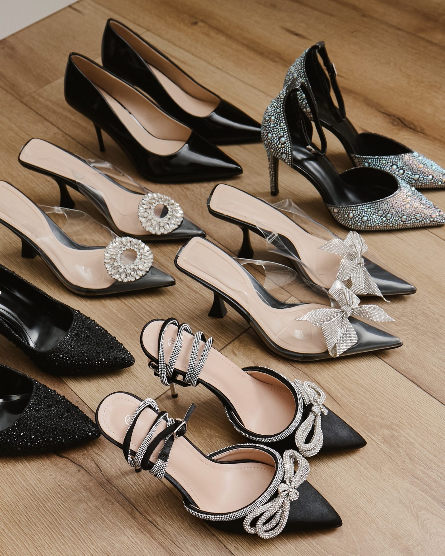 Święta to najlepszy moment, żeby błyszczeć. ✨
Czerń, kryształki, kokardy i połysk – gotowy zestaw do świątecznych stylówek, które przyciągają spojrzenia. Które wybierasz na swój grudniowy wieczór? 🎁
🔍 transparentne z okrąglą dekoracją 289618
🔍 czarne szpilki 359489
🔍 czarne z błyszczącą kokardką 148935
🔍 transparentne z kokardką 289617