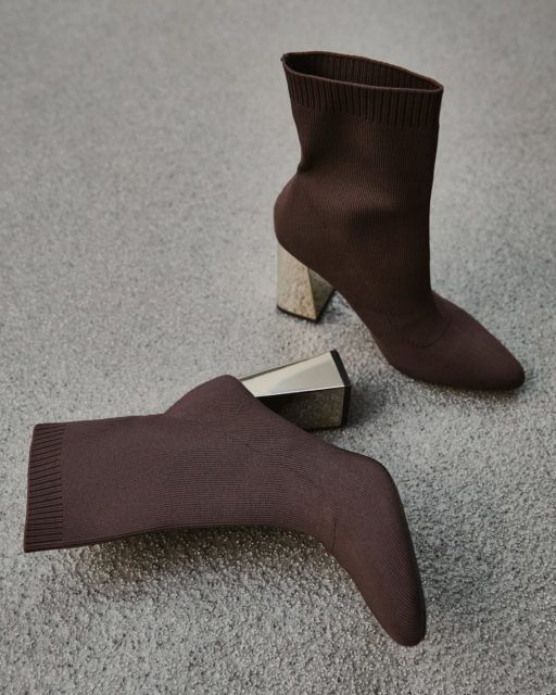 Botki, które wyglądają jak z wybiegu, a noszą się jak marzenie.
Elastyczna dzianina dopasowuje się do stopy,
a metaliczny obcas robi cały efekt ✨Styl, komfort i charakter – w jednym kroku.
🔍 400126