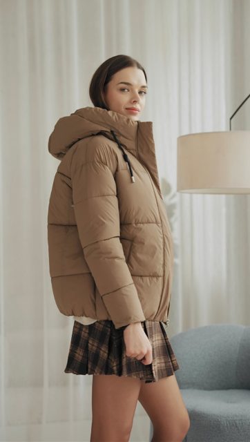 Ciepło, wygoda, ochrona – wszystko, czego potrzebujesz, gdy temperatura spada. ❄️
Nasze zimowe kurtki dopasowują się do Ciebie – do ruchu, pogody i Twojego stylu.
Bo dobra kurtka to nie tylko warstwa – to komfort, który zostaje z Tobą przez całą zimę. 🤍
🔍 kurtka 359171
🔍 kozaki 400209
🔍 spódnica 363920
🔍 sweter 216088