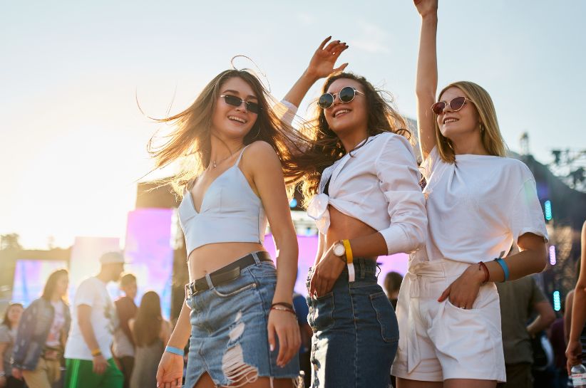 Letnie festiwale – jakie buty wybrać, by przetrwać cały dzień na nogach?