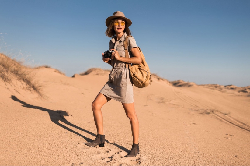 Styl safari – neutralne kolory, przewiewne tkaniny i komfort