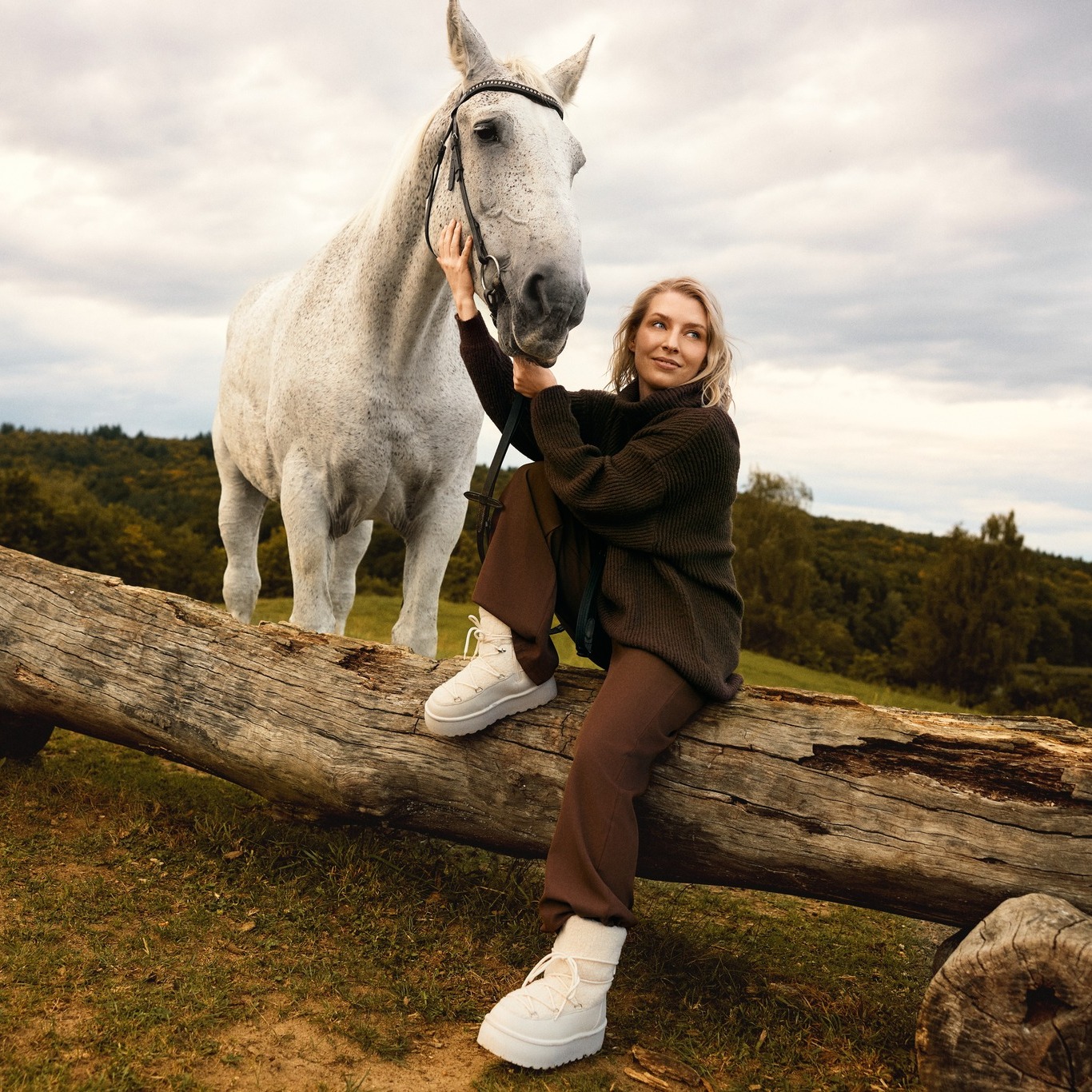 Tam, gdzie wiatr niesie zapach lasu, a słońce przegląda się w tafli jeziora – tam rodzi się prawdziwy spokój.
Nasza kolekcja z Kaszub to hołd dla natury i codziennego komfortu.
Miękkie dzianiny, ciepłe kurtki, stonowane barwy – ubrania stworzone, by czuć się dobrze w swoim rytmie. 🍂