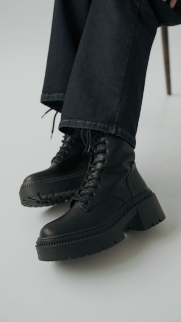 Jesień? ✔️
Zima? ✔️
Styl zawsze na miejscu.
Workery, które zostają z Tobą na dłużej 🤍
🔍 botki 357818
🔍 dzinsowa kurtka 400232
🔍 golf 364024