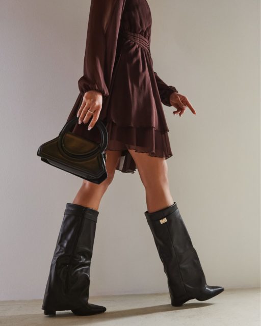 Znasz to uczucie, gdy rano jest chłodno, a po południu słońce grzeje już całkiem mocno? To ten moment w roku, kiedy wybór butów staje się prawdziwym wyzwaniem. Nasze botki to idealna odpowiedź na pogodowe dylematy!Dlaczego warto postawić na ten model właśnie teraz?- Zabudowany fason chroni stopę przed chłodniejszymi powiewami wiatru.
- Świetnie wyglądają do cienkich rajstop i zwiewnych sukienek, ale też do jeansów i lekkiego trencza.Przejdź przez zmianę sezonu z klasą i komfortem.🧡🔍https://born2be.pro/40KcC2U