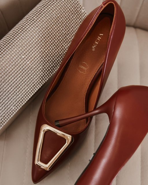 Buty, które robią pierwsze wrażenie.
Bordowe szpilki z biżuteryjnym detalem podkręcą każdą świąteczną stylizację — bez dodatków.
Klasa, kolor i kobieca linia. 🔍398279