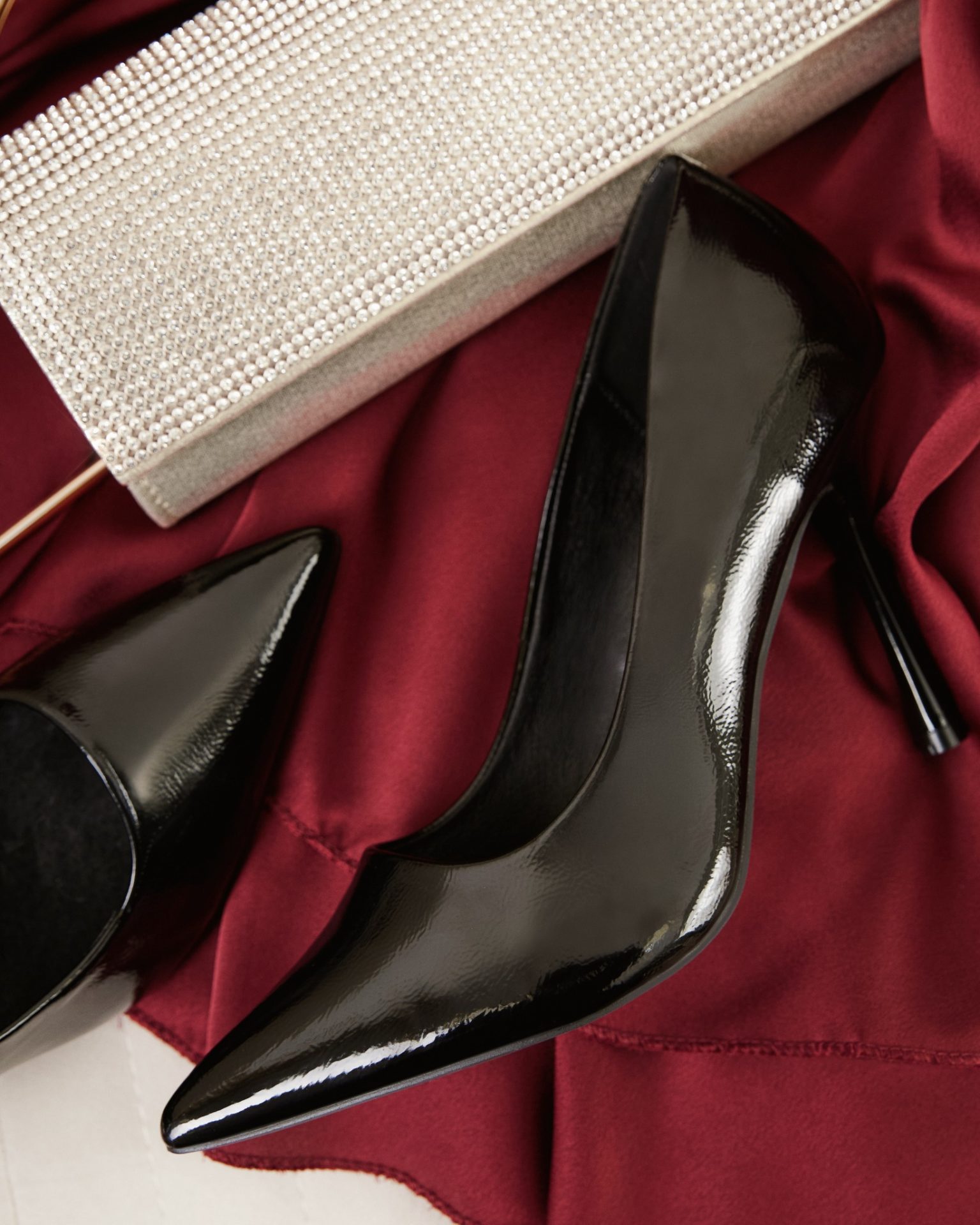 Buty, które optycznie wydłużają nogi? Nie musisz szukać daleko!
Nosek w szpic maksymalnie wydłuża nogę, lakierowana skóra dodaje elegancji, a klasyczna czerń może towarzyszyć Ci przy różnych okazjach.Kupuj wielosezonowo na Born2be!🔍346140