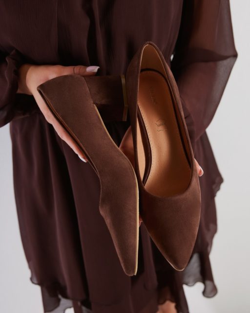 Głęboki, nasycony brąz w zamszowym wydaniu to absolutny synonim klasy tej wiosny. Te czółenka łączą w sobie wszystko, czego szukasz w idealnym obuwiu!To buty stworzone dla kobiet, które cenią detale i wysoką jakość wykończenia.Idealny wybór na... nadchodzący Dzień Kobiet, ale nie tylko, bo posłużą Ci nawet w codziennym wyjściu do pracy!Wiosna już tu jest, a z nią wiele okazji, by lśnić.Znajdź swoją parę w born2be! 🛒🔍398337