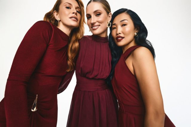 Świąteczny czas to więcej niż błysk świateł i zapach pierników.
To gesty – małe, ciepłe, prawdziwe.
To chwile, które rozświetlają codzienność jak złoty refleks na jedwabiu. ✨
ALL I WANT IS… trochę blasku, trochę emocji i styl, który mówi więcej niż słowa.