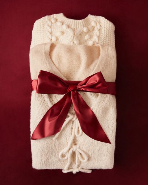 Zanim zacznie się świąteczna gonitwa, zadbaj o jedną najważniejszą osobę – siebie. Ciepła dzianina, miękka wełna i rzeczy, które naprawdę otulają, to nie tylko ubrania na mróz, ale mały prezent dla tej, która dźwiga cały grudzień. Daj sobie odrobinę komfortu, zanim zaczniesz rozdawać go innym. Święta zaczynają się od Ciebie 🎁
🔍366416