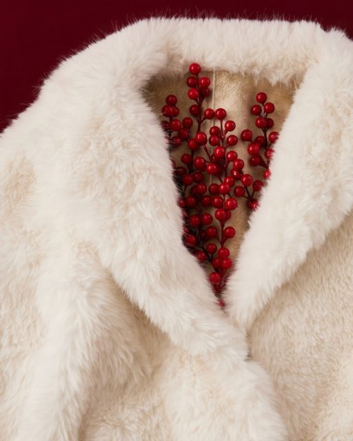 Miękkie, puszyste i absolutnie zimowe.
Sztuczne futra znów wracają na listę zimowych pewniaków — otulają jak koc, wyglądają jak milion i pasują do wszystkiego: od swetrów po wieczorne sukienki.
W born2be znajdziesz ich całą masę… wybierz to, w którym zima będzie Twoją ulubioną porą roku.