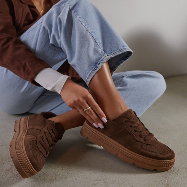 Czuć to w powietrzu! Czas zamienić ciężkie zimowe buty na coś, co doda Ci lekkości. Nasze brązowe sneakersy to idealny pomost między zimową szafą a wiosennym słońcem ☀️
🔍https://born2be.pro/3MveuJH