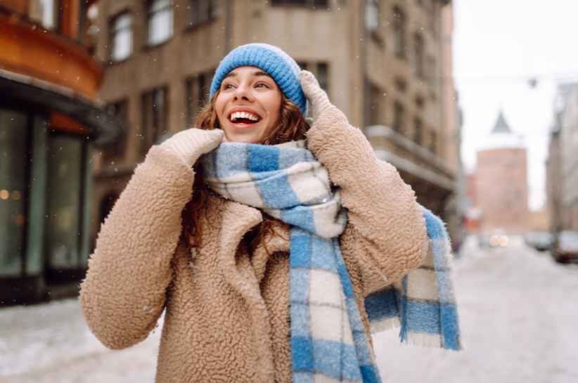 Zimowe akcesoria, które zmieniają wszystko. Sprawdź, jakie warto mieć w szafie