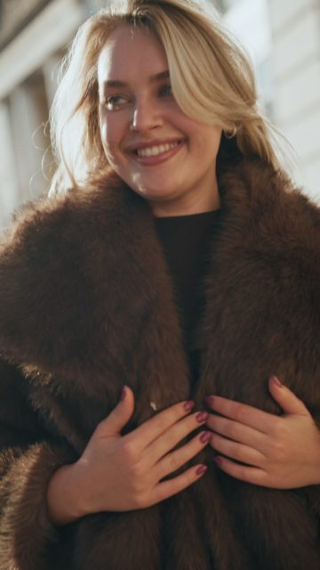 Pół godziny zimowego słońca = tydzień dobrego nastroju.
A jeśli jeszcze Twój outfit współpracuje — brązy + futerko robią robotę.
Zadbaj o look, który ogrzewa stylowo.
Futerko 364129
Sukienka 401784
Botki 398224