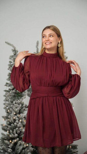 Sukienka, która pracuje na Twoją sylwetkę.
Podkreśla to, co chcesz pokazać, i daje luz tam, gdzie go potrzebujesz.
Czerwona, świąteczna, pewnościodajna. Znajdziesz ją na born2be.
🔍 349352