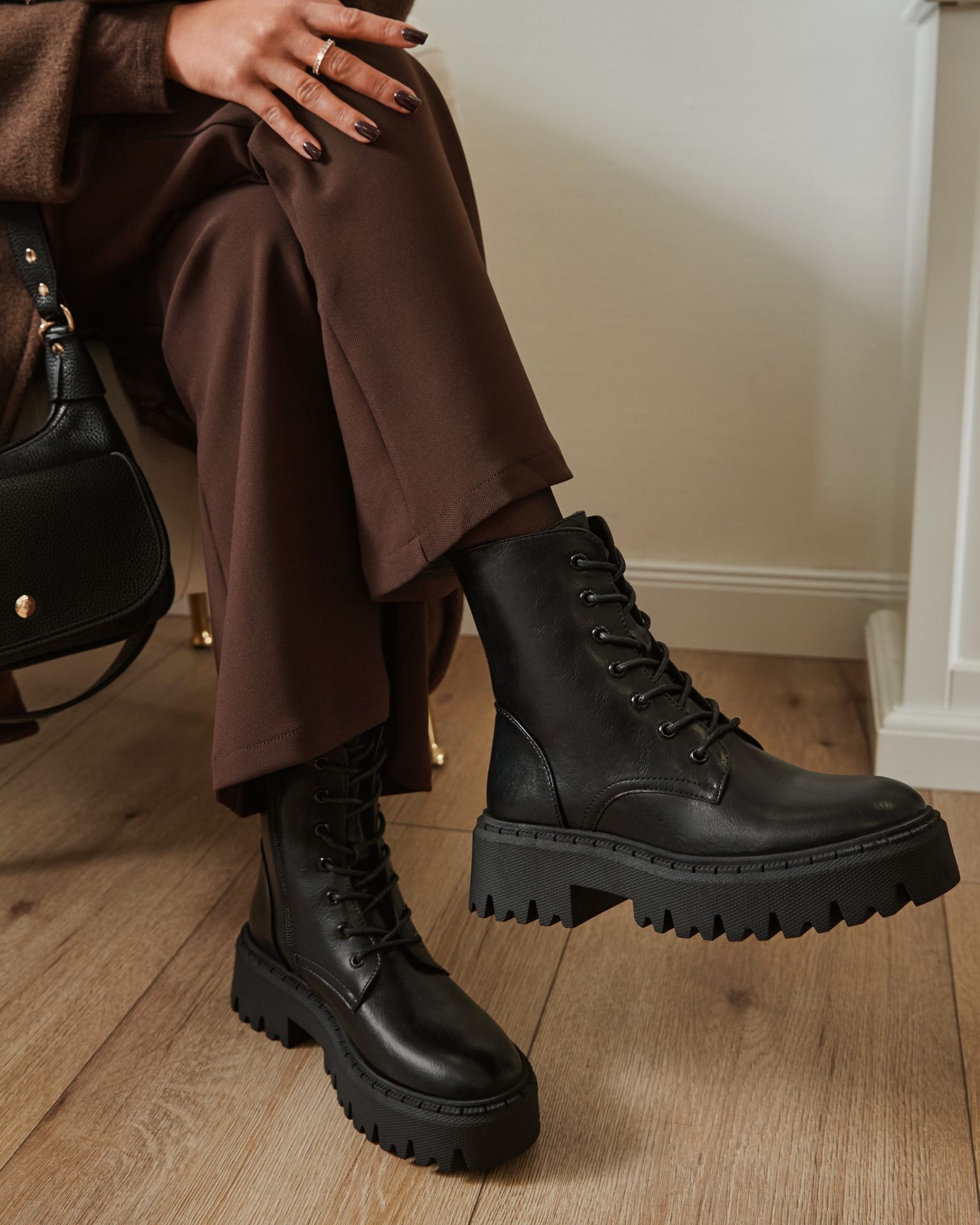 Jeśli tej zimy masz mieć w szafie tylko jedną parę „pewniaków” — właśnie na nie patrzysz. 🔍345827