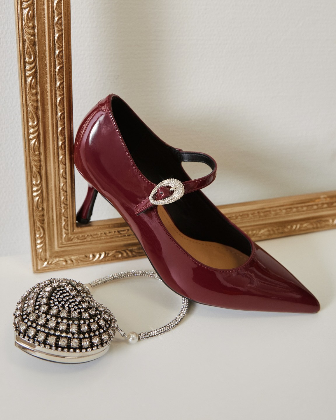 Mała rzecz, wielki efekt.
Lakierowane mary janes w głębokim odcieniu czerwonego wina — idealne na wieczorne wyjścia, świąteczne kolacje i wszystkie chwile, które zasługują na odrobinę blasku.
Zapięcie z kryształami dodaje im wyrafinowania, a klasyczna linia sprawia, że są ponadczasowe.
Detale, które robią całą stylizację.
🔍 352777