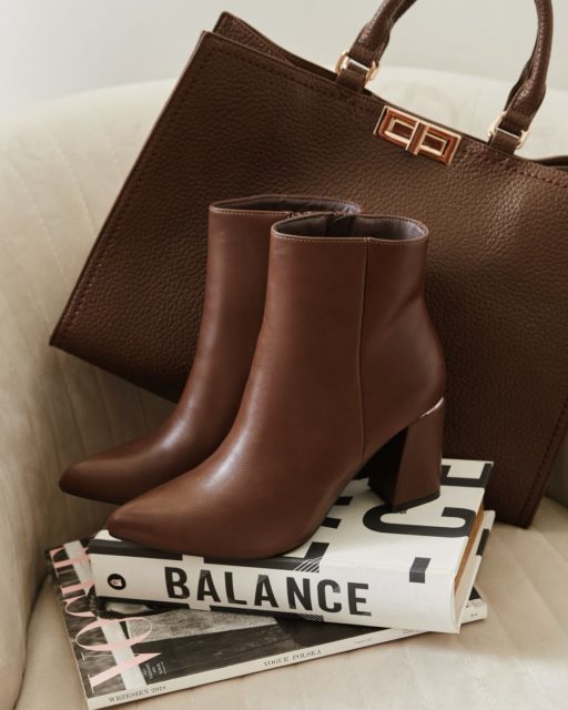 Minimalizm, który robi efekt.
Brązowe botki na stabilnym obcasie — klasyk, który podniesie każdą stylizację: płaszcz, sukienkę, a nawet proste jeansy.
Eleganckie, dopracowane, ponadczasowe.
Styl, który nosi się sam.
🔍 398226