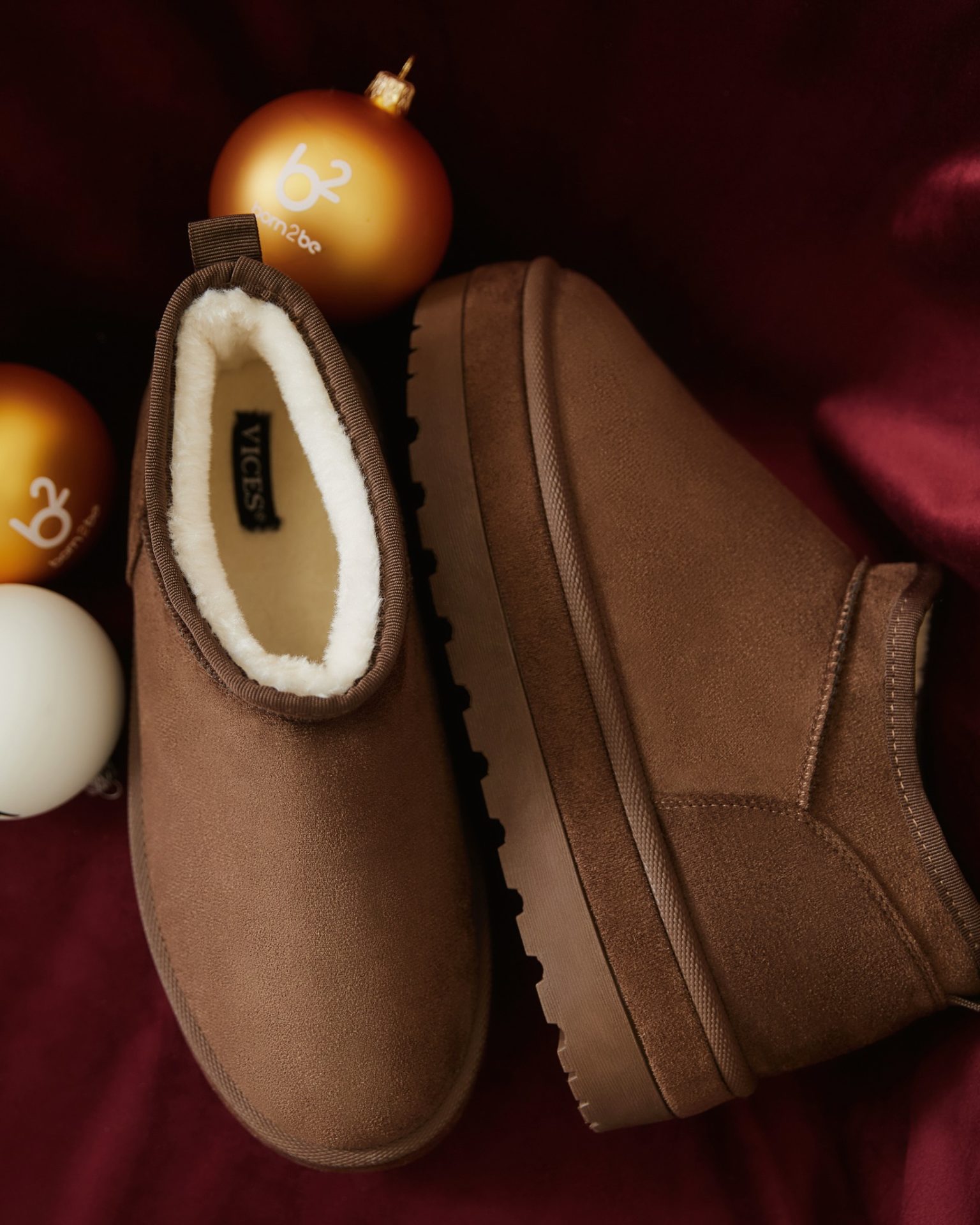 Małe śniegowce, wielkie ciepło.
Miękka wyściółka, solidna podeszwa i zimowy komfort, który nosi się codziennie.
Idealne jako prezent na chłodne miesiące — praktyczne, ciepłe i zawsze trafione.
Twoja zimowa tarcza w wersji cosy.
🔍364360