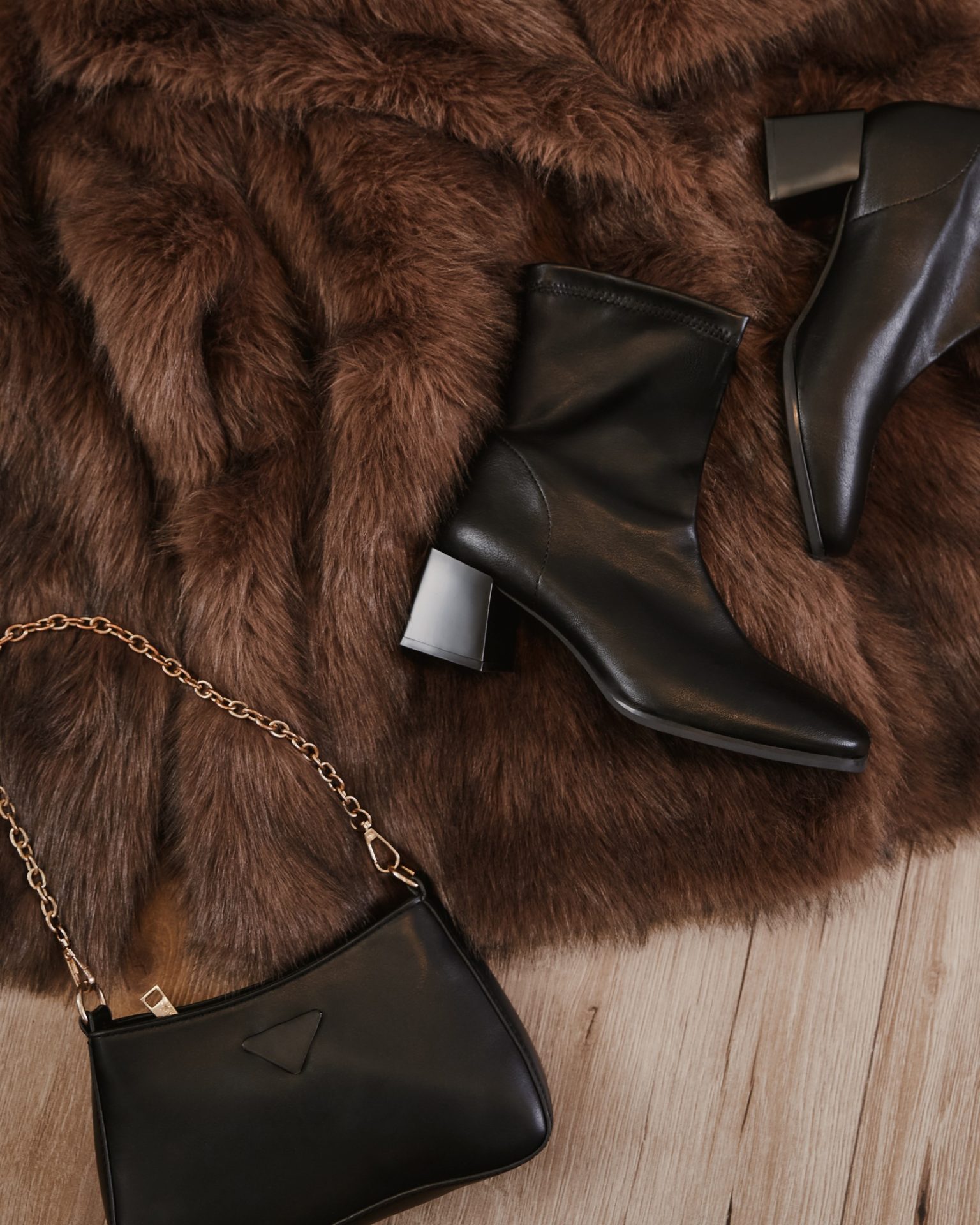 Ponadczasowe detale, które robią cały look. Klasyczne botki na słupku i minimalistyczna torebka to baza stylizacji, do której zawsze wracasz — bez kombinowania, zawsze z klasą.🔍 270524