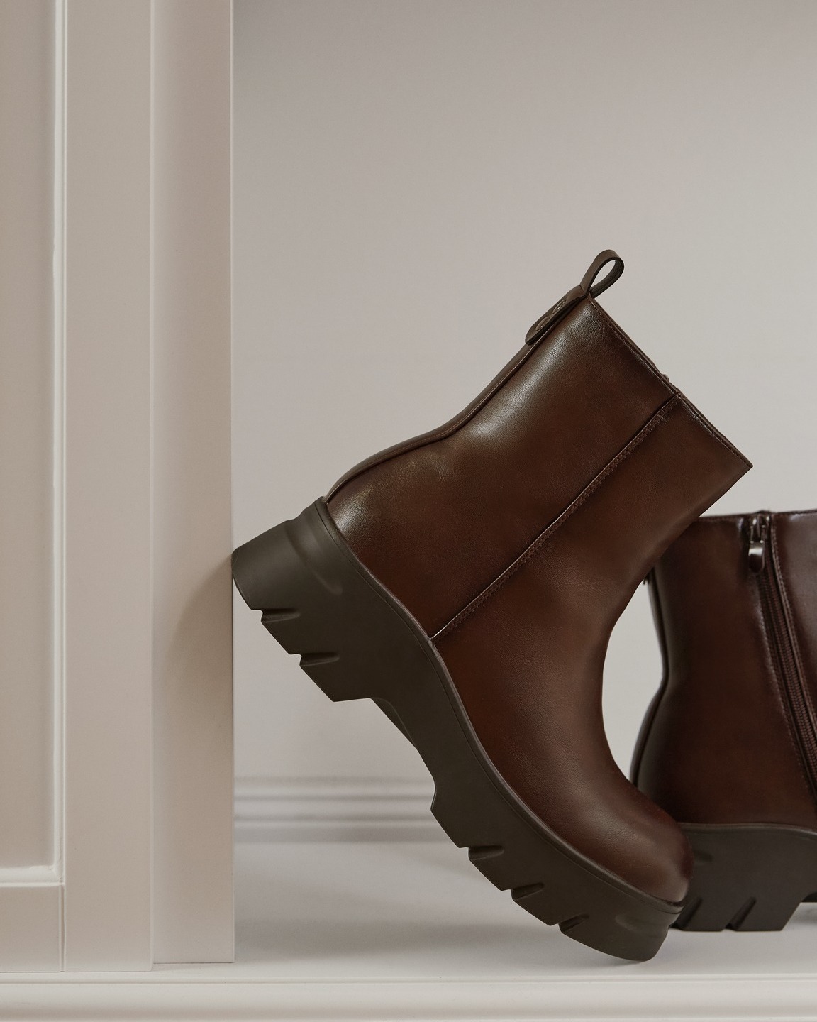 Nie możesz się zdecydować na jedną parę butów na jesień i zimę? Już nie musisz!
Te botki to idealny miks wygody i stylu: ciepłe wnętrze, stabilna podeszwa i klasyczny fason, który pasuje do wszystkiego. Jeansy, sukienka, płaszcz, sweter — one odnajdą się w każdej stylizacji.
🔍344886