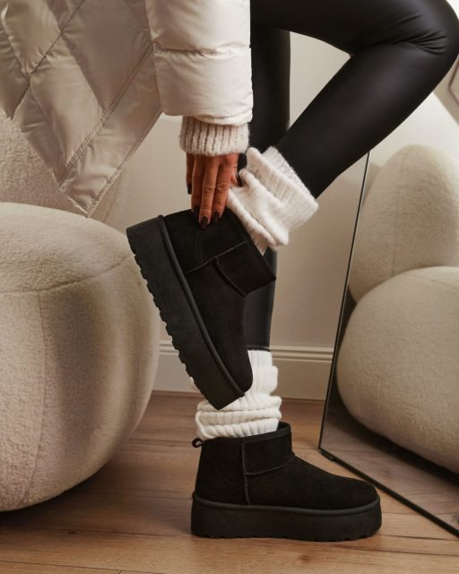 Zimowy komfort w najlepszym wydaniu.
Ciepłe, miękkie śniegowce, które otulają stopy i idealnie wpisują się w codzienne, spokojne stylizacje. Sprawdzą się na szybkie wyjścia, dłuższe spacery i wszędzie tam, gdzie liczy się wygoda bez rezygnacji ze stylu. Idealne na sezon, w którym stawiasz na luz i funkcjonalność.
🔍https://tiny.pl/14989x12q