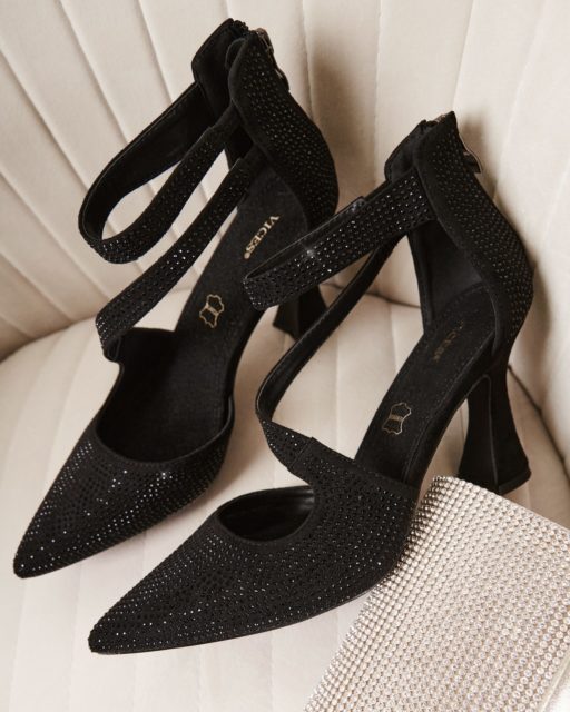 Te czółenka to coś więcej niż buty – to obietnica wieczoru pełnego blasku. Kiedy zakładasz szpilki obsypane setkami mieniących się kryształków, czujesz, jak Twoja postawa natychmiast się zmienia. Unikalny, geometryczny obcas zapewnia stabilność, której potrzebujesz, by przetańczyć całą noc, a Ty czujesz się po prostu spektakularnie. 💎Daj się zauważyć. Zasługujesz na to, by lśnićxoxo, Born2be🔍356239