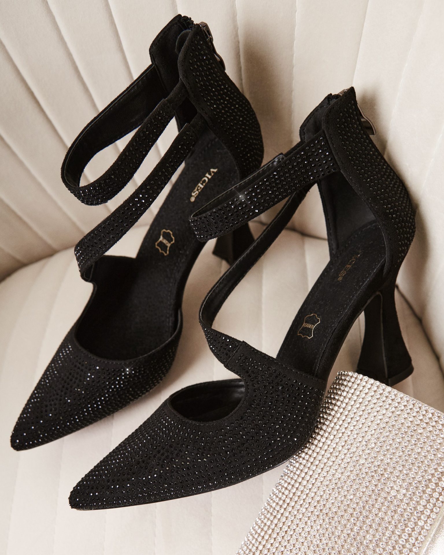 Te czółenka to coś więcej niż buty – to obietnica wieczoru pełnego blasku. Kiedy zakładasz szpilki obsypane setkami mieniących się kryształków, czujesz, jak Twoja postawa natychmiast się zmienia. Unikalny, geometryczny obcas zapewnia stabilność, której potrzebujesz, by przetańczyć całą noc, a Ty czujesz się po prostu spektakularnie. 💎Daj się zauważyć. Zasługujesz na to, by lśnićxoxo, Born2be🔍356239