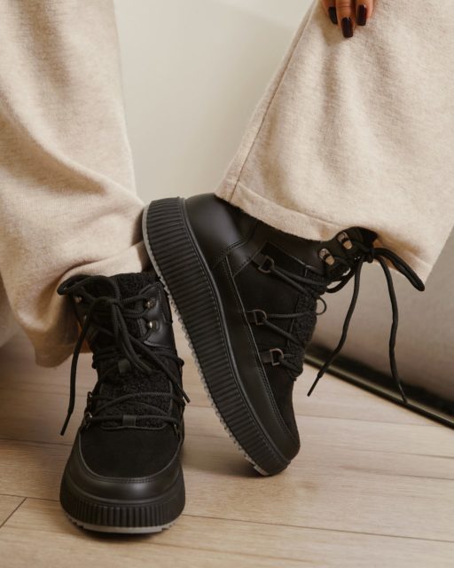 Znasz to uczucie, gdy Twoje buty stają się głównym punktem stylizacji? Połączenie matowej skóry, miękkiego baranka i wyrazistych sznurowań to nasz przepis na idealny, zimowy miks tekstur. W tych botkach poczujesz się nie tylko stylowo, ale przede wszystkim niezwykle komfortowo – to jak miękki uścisk dla Twoich stóp.Idealne do jasnych dzianin i ulubionych jeansów.🔍https://born2be.pro/4qYUwW8