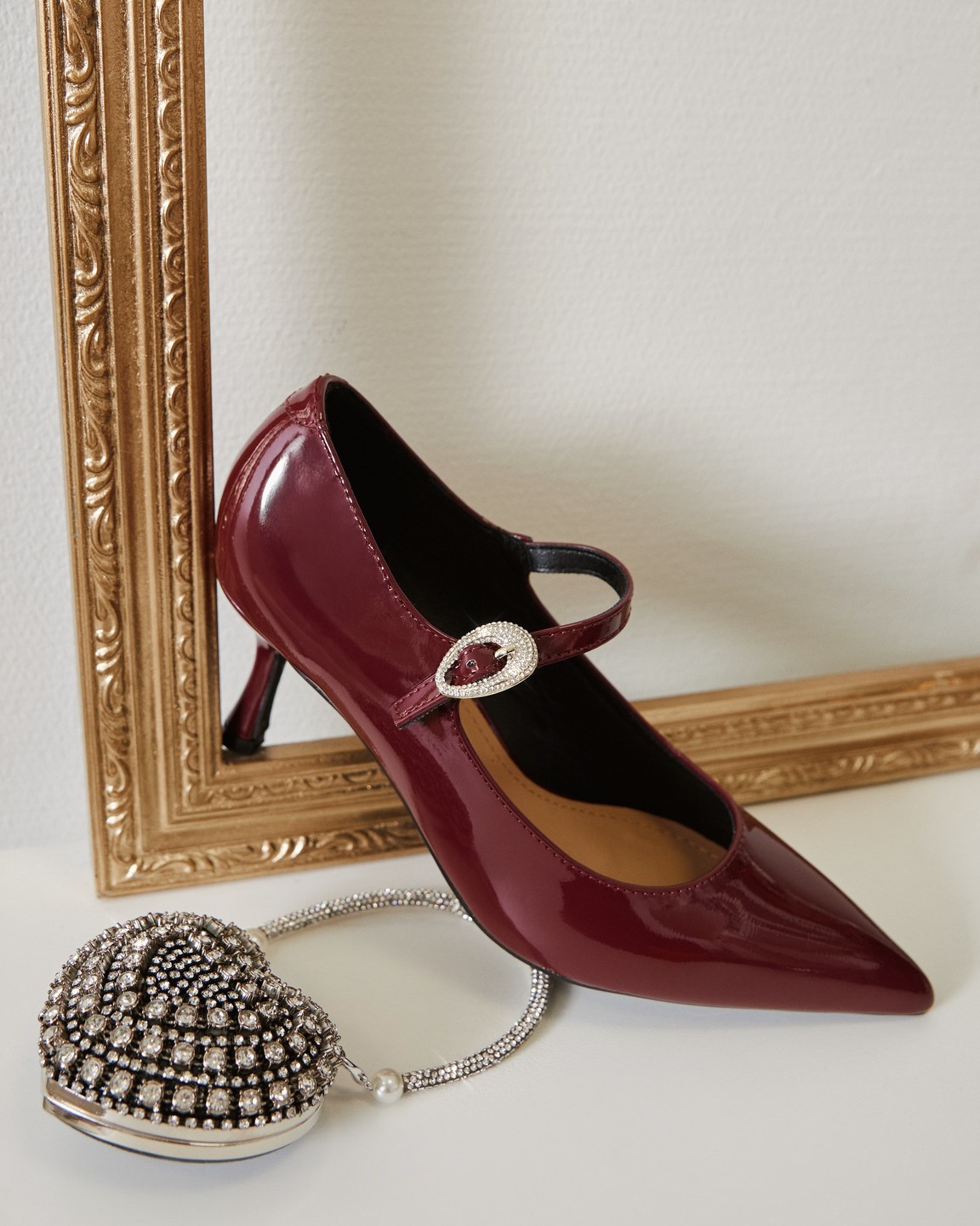 Kiedy klasyka spotyka blask... Nasze burgundowe czółenka z biżuteryjną klamrą i torebka w kształcie serca to miłość od pierwszego wejrzenia.Połącz ten zestaw z czarną sukienką i cienkimi rajstopami, które pozwolą butom grać główną rolę. Całość idealnie dopełni delikatna złota biżuteria.
Nie zapomnij o czerwonej pomadce w kolorze czółenek, która postawi kropkę nad „i” w Twoim makijażu.
🔍torebka 398098
🔍buty 352777