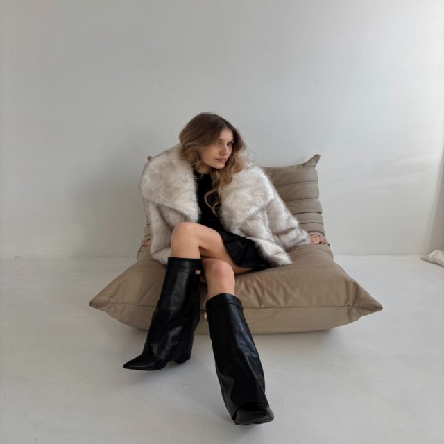 Czasami wystarczy wygodny fotel, dobra stylizacja i moment dla siebie, żeby naładować baterie.
Te buty to totalny must-have tej zimy - dodają pazura nawet najprostszej sukience. Zostawcie ‘🤍’ jeśli też kochacie takie neutralne stylizacje!
🔍205438@jbatiuszczak 📸