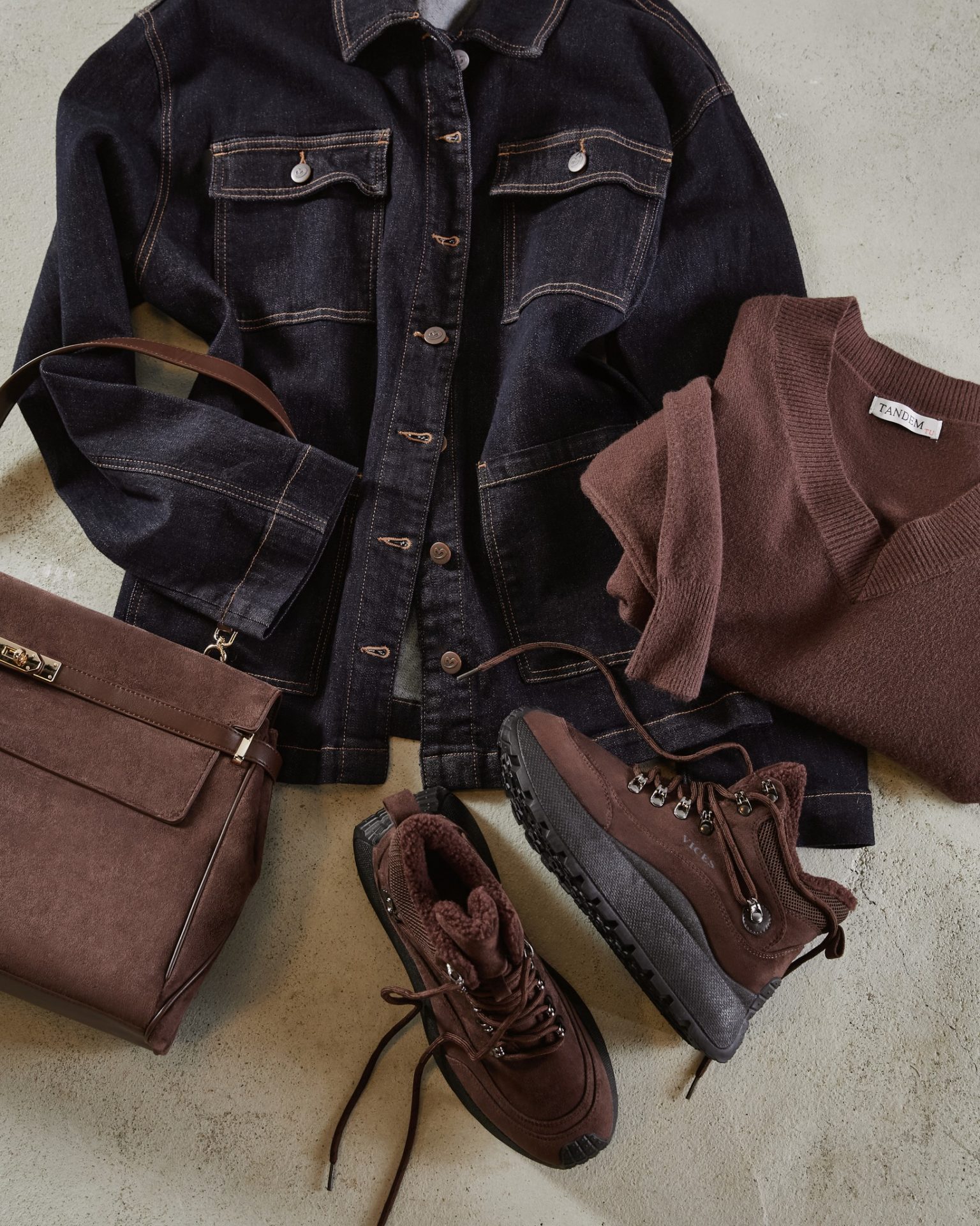 Prawdziwy styl nie potrzebuje krzyczeć. To harmonijne połączenie głębokiego, surowego denimu z najmodniejszym odcieniem sezonu – Chocolate Brown. Nasz zestaw to definicja luksusowej wygody: miękki sweter, który otula w chłodne dni i śniegowce z futerkiem, które nie boją się żadnej pogody.🔍399656