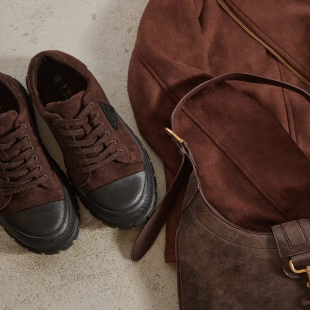 Zapomnij o nudzie – ten sezon należy do detali, które robią różnicę. Nasze nowe sneakersy w odcieniu głębokiej czekolady z kontrastowym, czarnym noskiem to idealny mix sportowego luzu i mocnego, miejskiego charakteru.Stwórz "total chocolate look"! Połącz je z brązową kurtką i torebką w podobnym odcieniu, tak jak na naszym zdjęciu. Monochromatyczne zestawy to absolutny hit sezonu! 🧥👜🔍398808