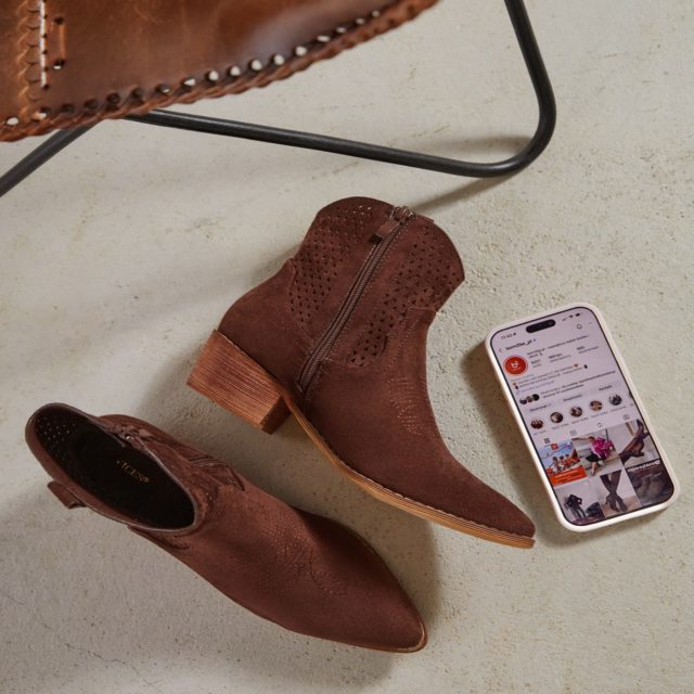 Poczułaś już te pierwsze promienie słońca? ☀️ To znak, że czas odświeżyć garderobę i zaprosić do niej absolutny hit nadchodzącego sezonu – ażurowe kowbojki w kolorze głębokiego brązu. Te buty to idealny balans między kowbojskim luzem a kobiecą delikatnością.
🔍403117