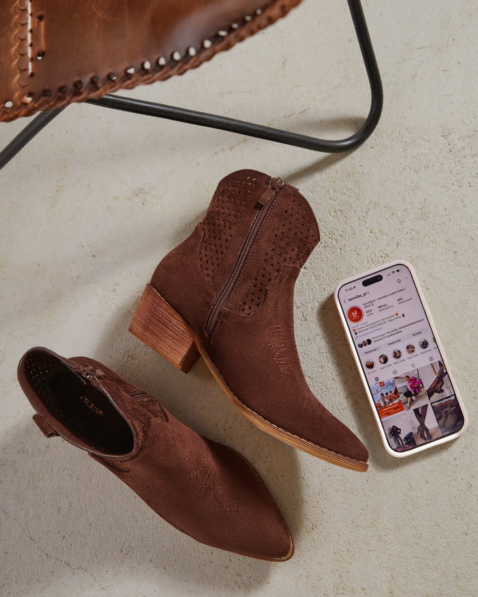 Poczułaś już te pierwsze promienie słońca? ☀️ To znak, że czas odświeżyć garderobę i zaprosić do niej absolutny hit nadchodzącego sezonu – ażurowe kowbojki w kolorze głębokiego brązu. Te buty to idealny balans między kowbojskim luzem a kobiecą delikatnością.
🔍403117