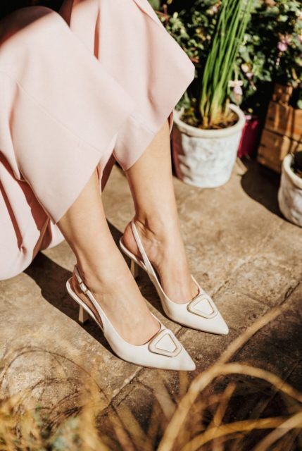 Wiosna zaczyna się od detali 🌸
Subtelne, eleganckie i ponadczasowe - stworzone na chwile, które chcesz zapamiętać 🤍
Idealne do komunijnych stylizacji i nie tylko ✨
czółenka Atenarrea: 392882