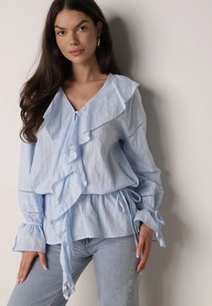 niebieska koszula z falbankami