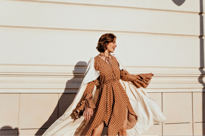 Sukienki podkreślające talię: zobacz, jak wymodelować sylwetkę bez obcisłych fasonów